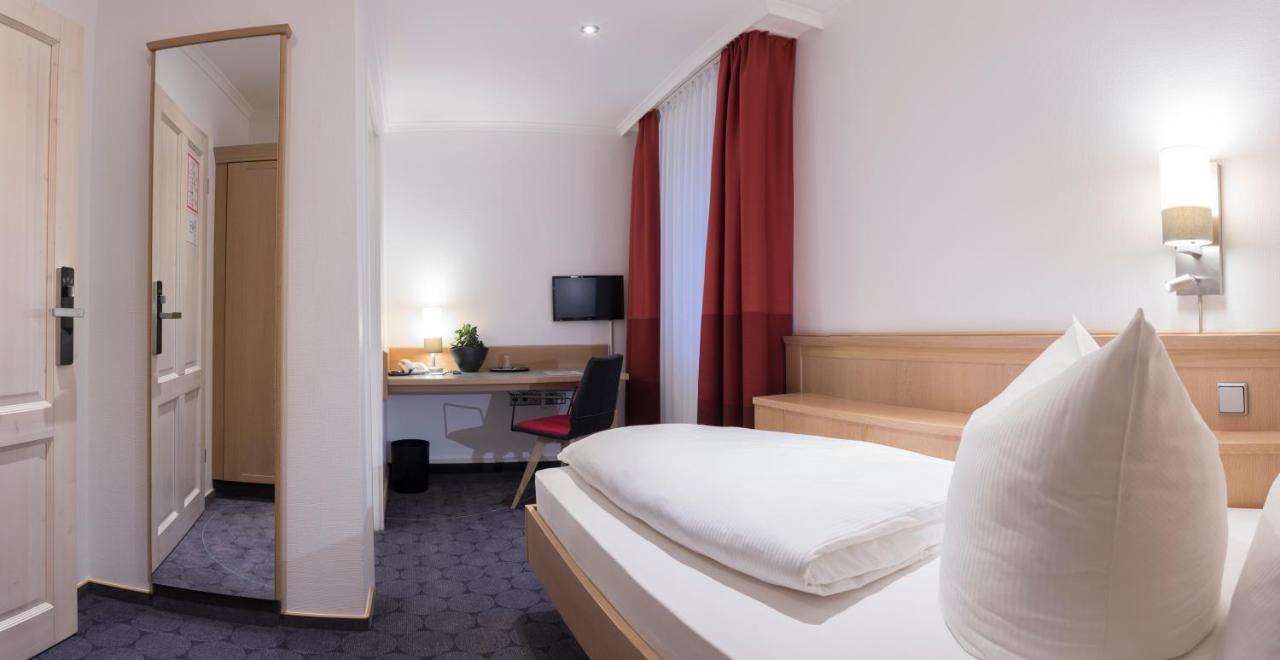Hotel Weisses Ross Elsterwerda Esterno foto